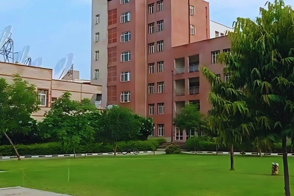 Ganga Hostel - Interior common room and study area